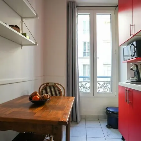 Lovely In Bastille Parijs